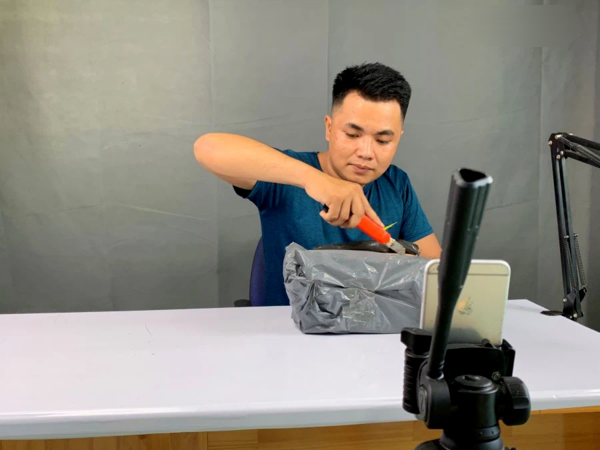 Kiên Review là một nam TikToker khá nổi trong giới trẻ bởi những video review nhiều sản phẩm đủ thể loại từ điện tử, đồ gia dụng và thậm chí cả mỹ phẩm.