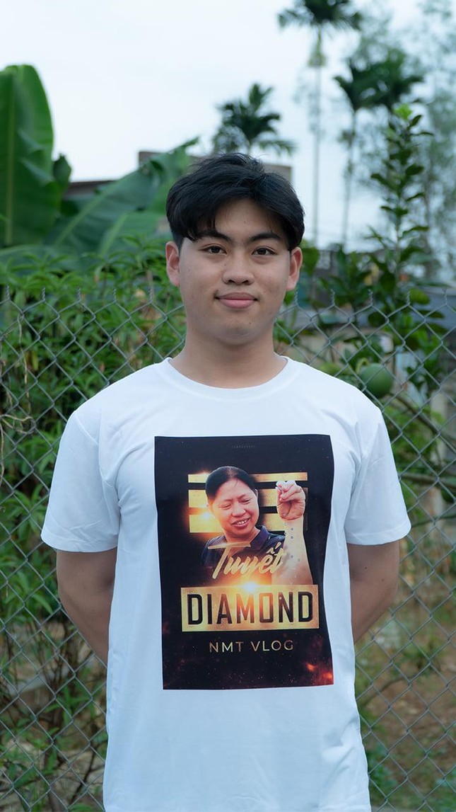 Sinh ra nghèo khó, Vlog triệu view Nguyễn Minh Trường vươn lên trả hết nợ cho gia đình ảnh 1