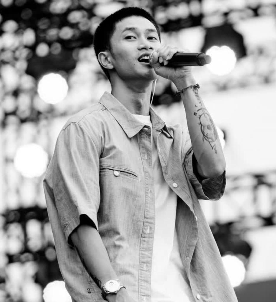 Ca sĩ Nguyễn Hùng biểu diễn ca khúc Còn gì đẹp hơn