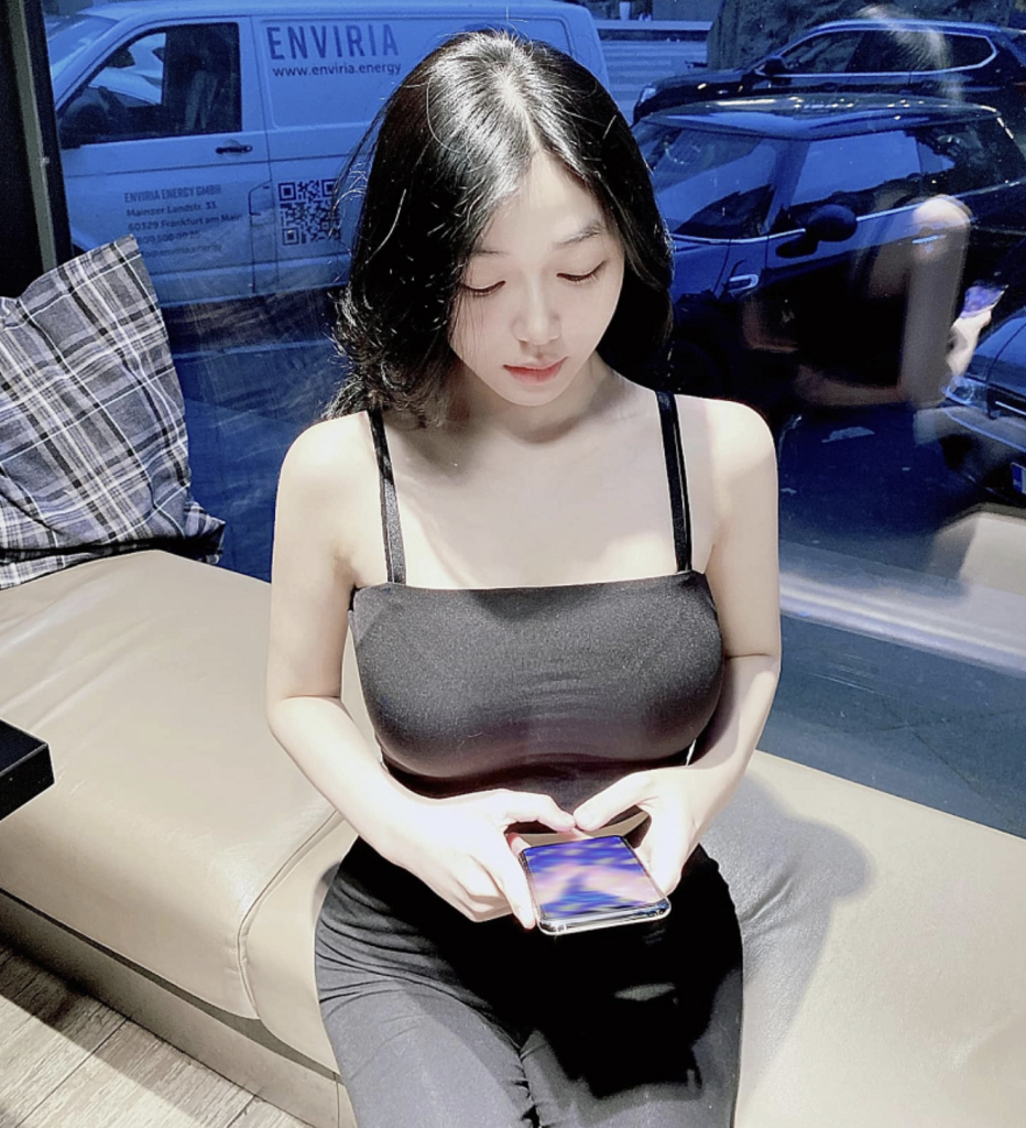 Hot Girl Trần Hà Linh
