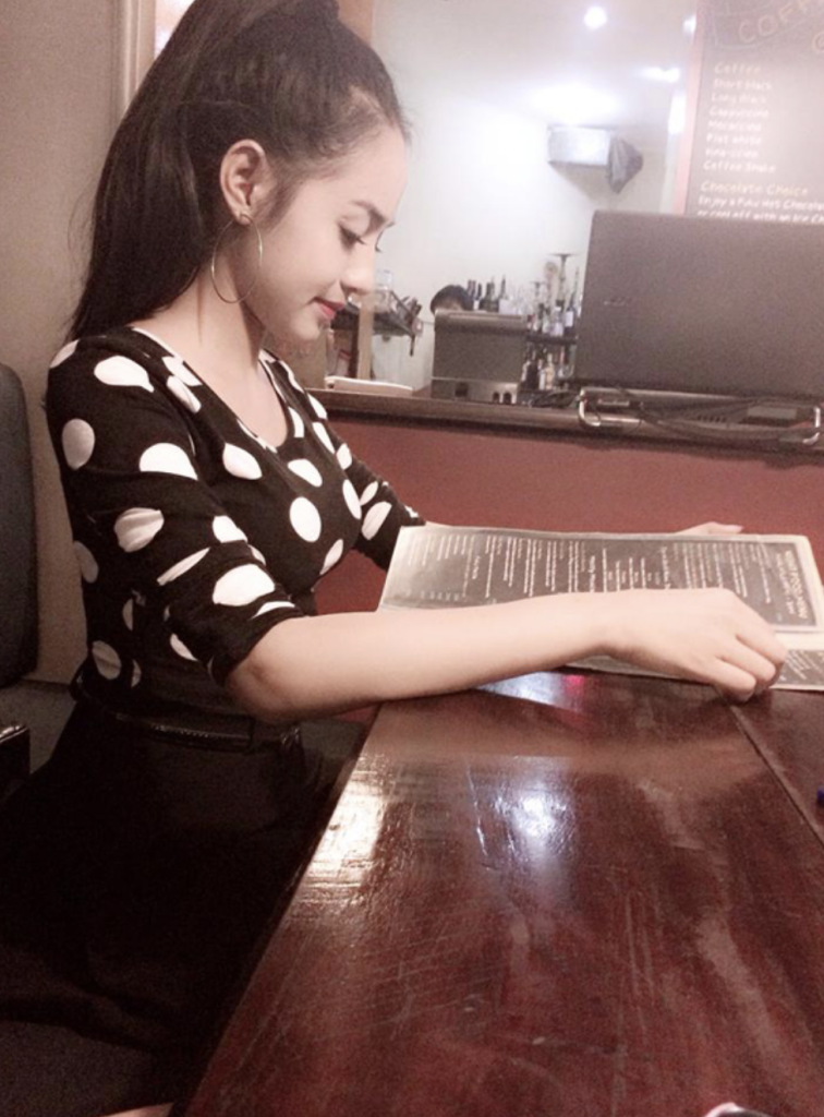 Sau giờ học Linh Tây quay về cửa hàng mỹ phẩm của mình và kiểm tra việc buôn bán