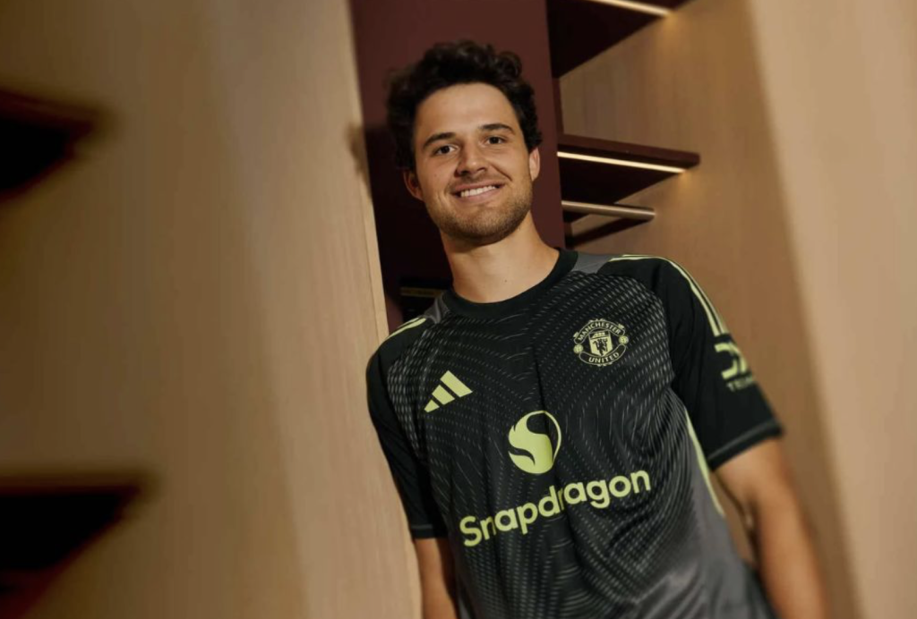 Bản hợp đồng bom tấn với Manchester United