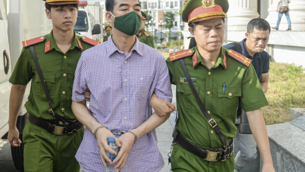 Ông Tô Anh Dũng được dẫn giải đến tòa nghe tuyên án